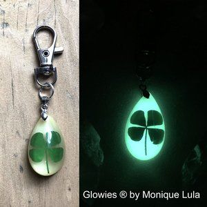 Lucky Shamrock 4 Leaf Clover Glow in the dark purse charm keychain